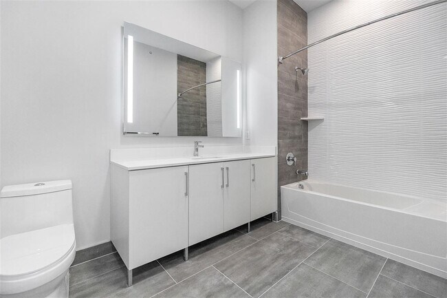 Building Photo - 119 Peter St