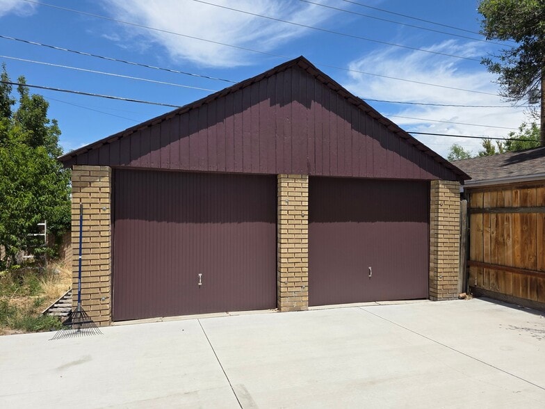 Building Photo - 211 Maple St