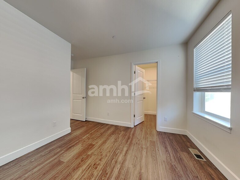 Building Photo - 13923 106th Ave E
