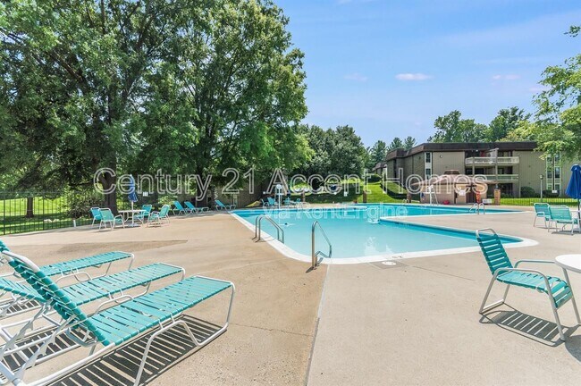 Building Photo - 5805 Royal Ridge Dr