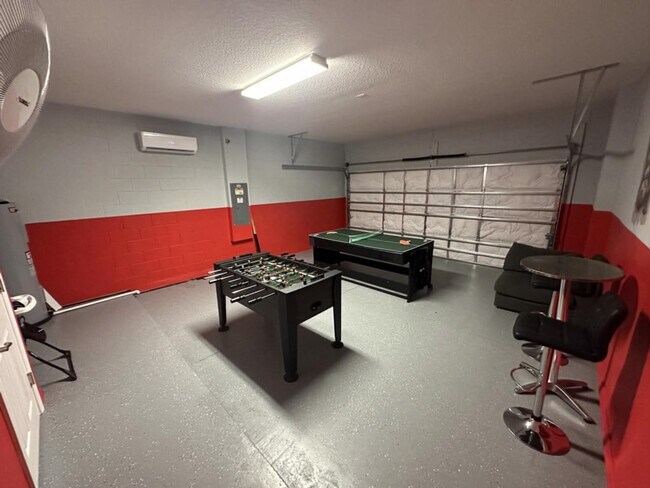 Building Photo - 2305 Victoria Dr