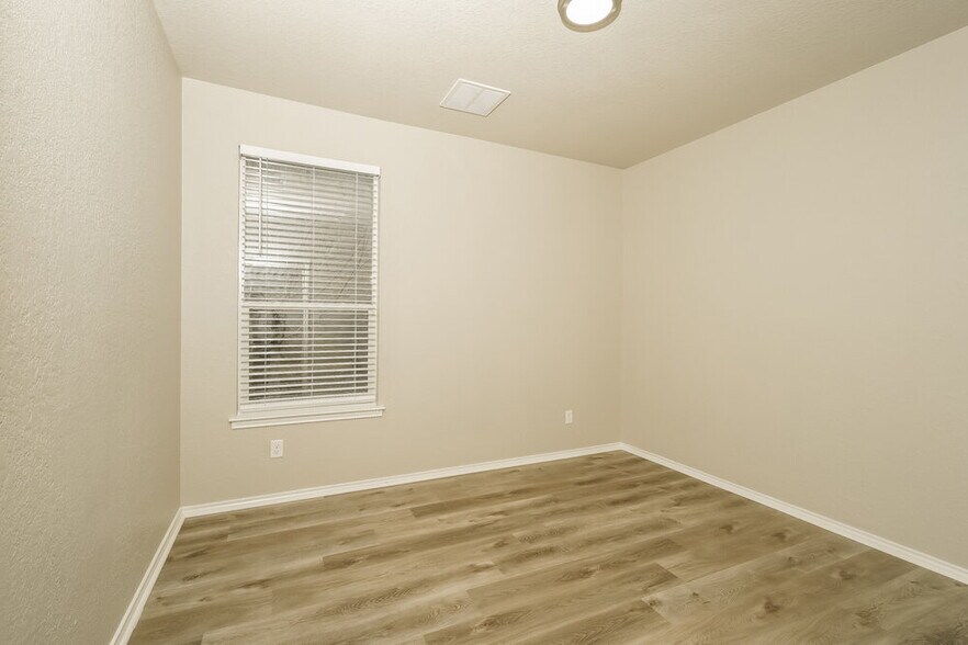 Building Photo - 20107 Silver Strm