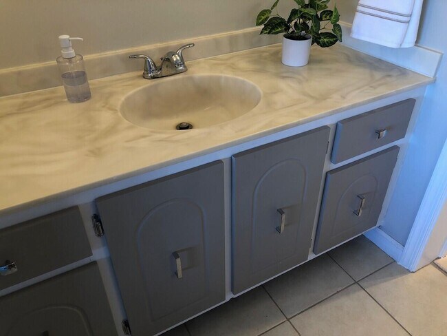 Building Photo - 3040 Lake Shore Dr