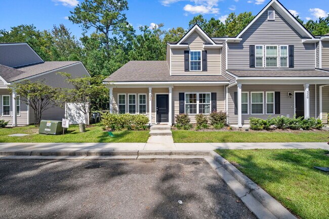 Building Photo - 3 Bedroom 2.5 Bath home in Azalea Square