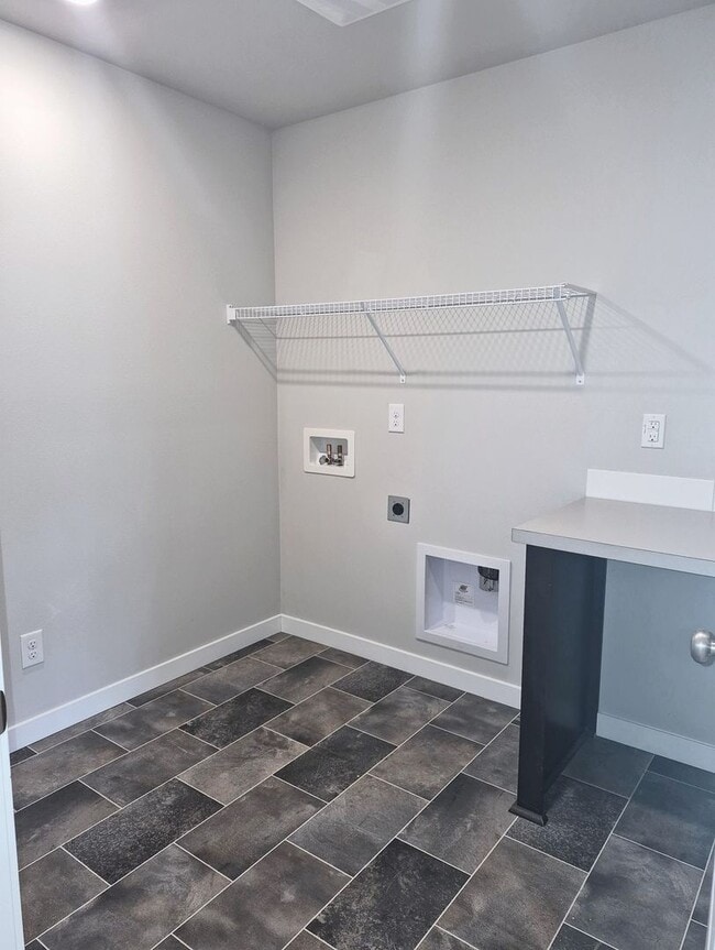 Building Photo - Beautiful 5BD/3BA home located in Rainer Ridge