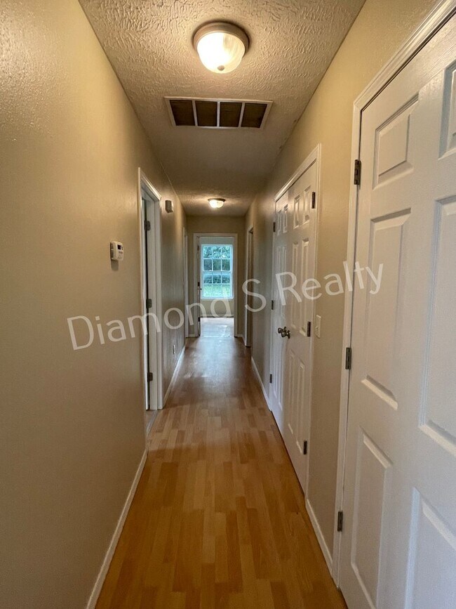 Building Photo - 3 Bedroom Duplex Available!