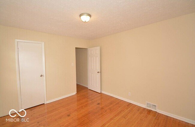 Building Photo - 5005 Indianola Ave