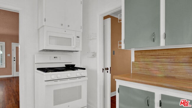 Building Photo - 6180 Oak Crest Way