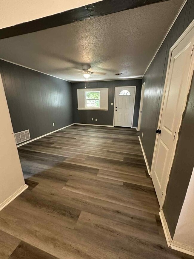 Building Photo - 1710 Parklane Dr