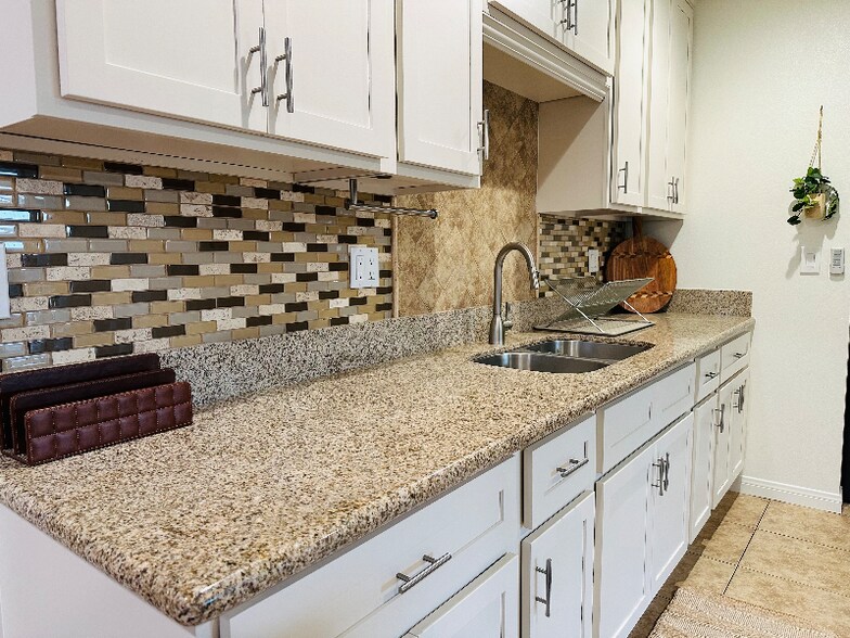 Building Photo - 1647 N Lake Ave