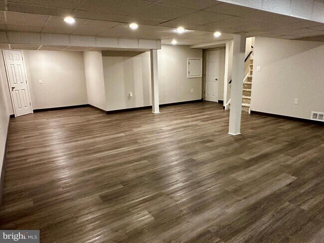 Building Photo - 18 Dundee Mews