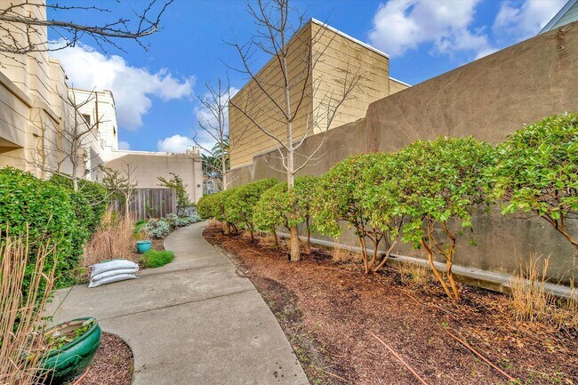 Building Photo - Prime Location Condo in Noe Valley - Please Contact for Showing Availability!