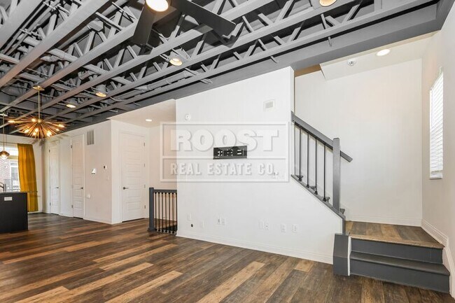 Building Photo - 10 N Center St