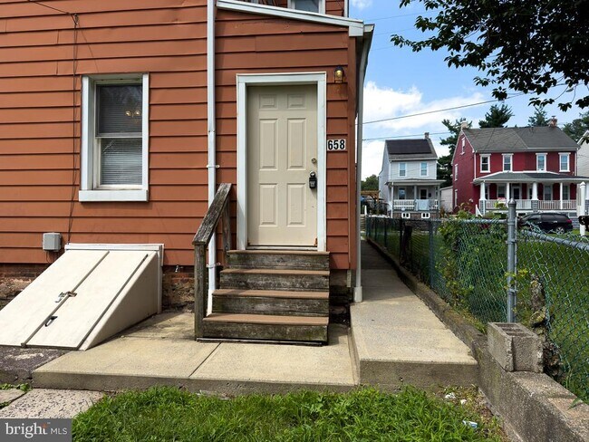 Building Photo - 658 Walnut St