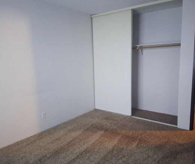 Building Photo - Downstairs Condo, Close to Downtown