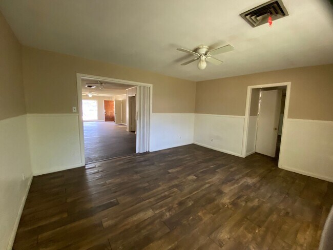 Building Photo - Spacious, remodeled 4 Bed, 2 Bath Home in ...