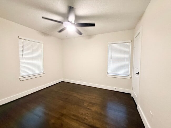Building Photo - Incredible 5/2 Home in Lake Jackson! Lots ...