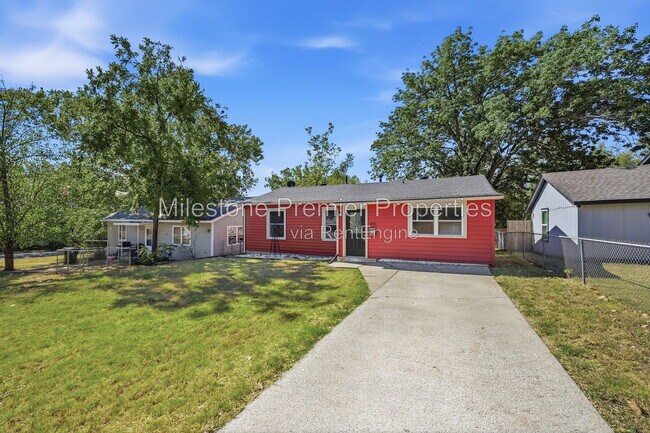 Building Photo - 1006 W Texas St