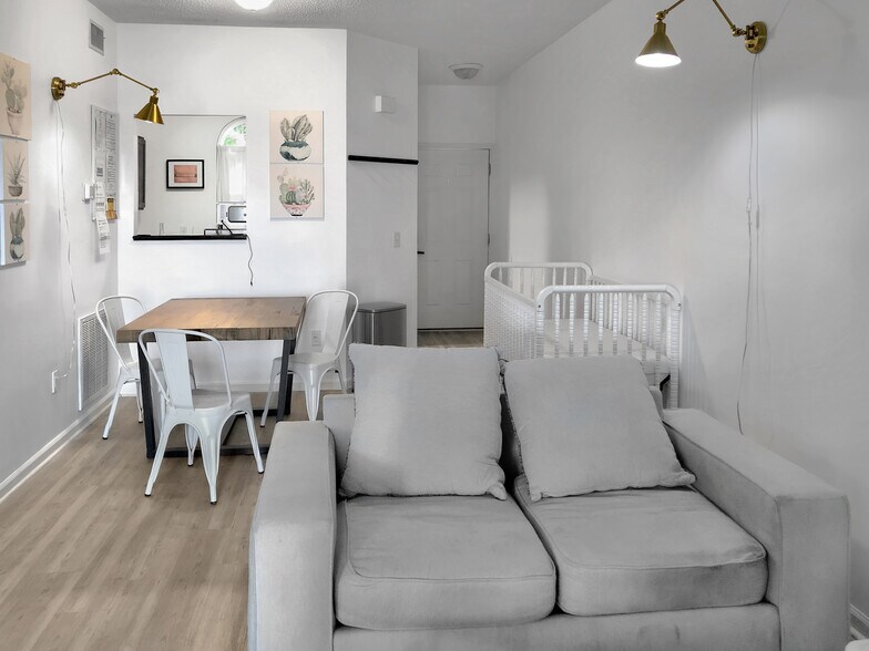Living room - 4220 Wilshire Blvd