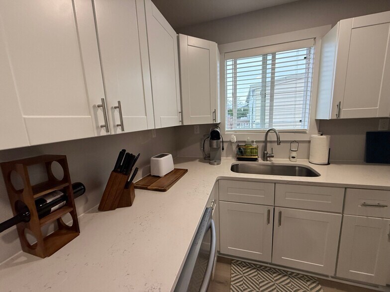 Building Photo - 3013 W Lakeside Dr