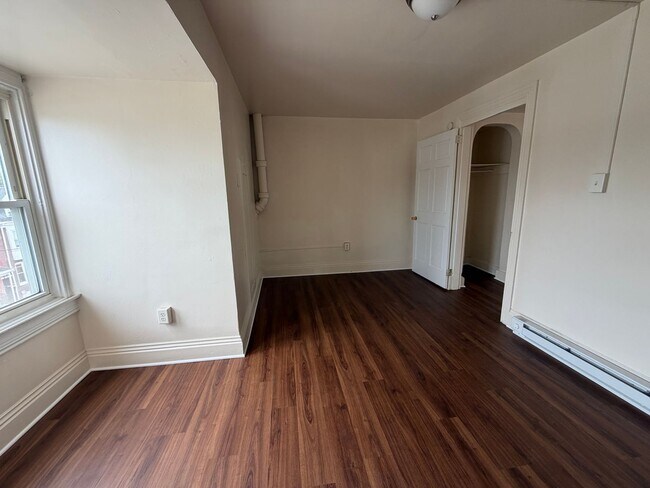 Building Photo - 722 Manor St