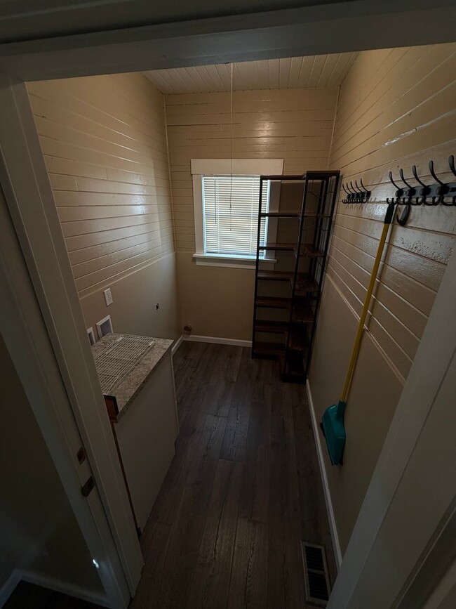 Building Photo - Charming home in a great neighborhood