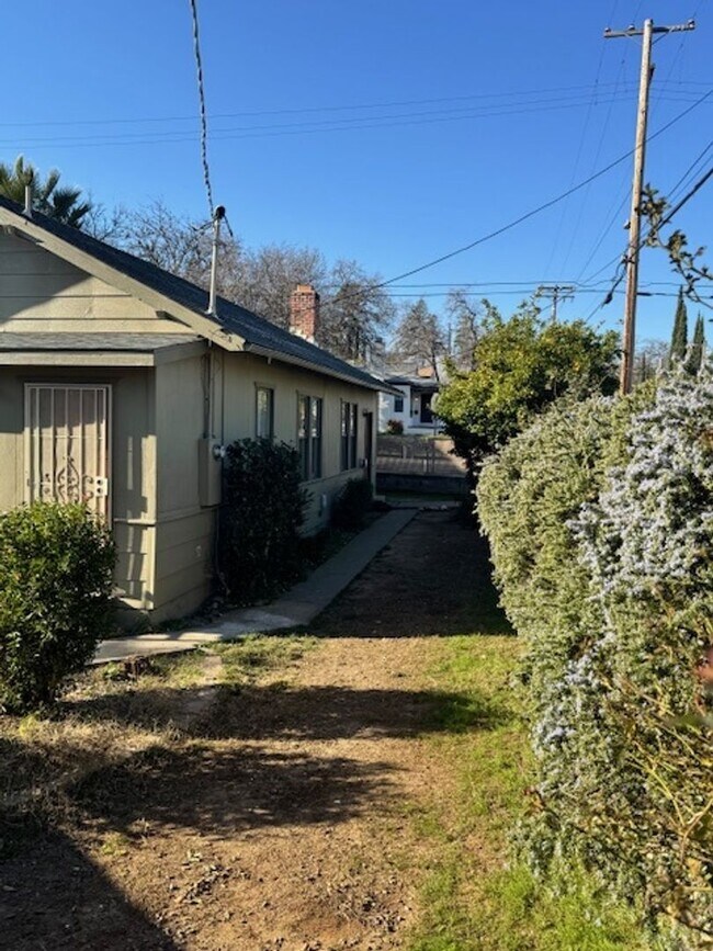 Building Photo - Charming Vintage Home
