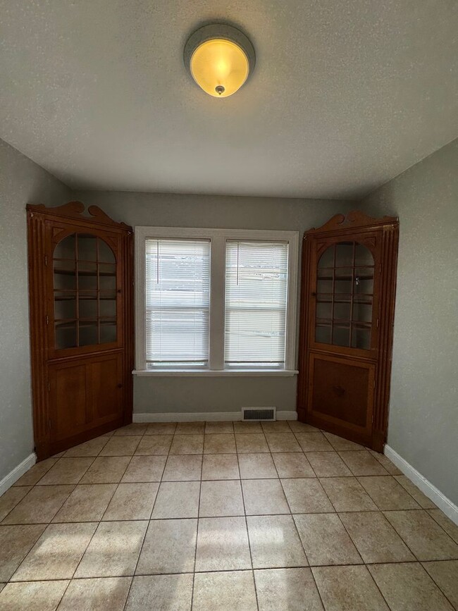 Building Photo - Move-in ready 3-bedroom home located in La...