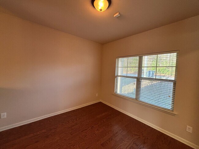 Building Photo - 1322 Ingersoll Dr