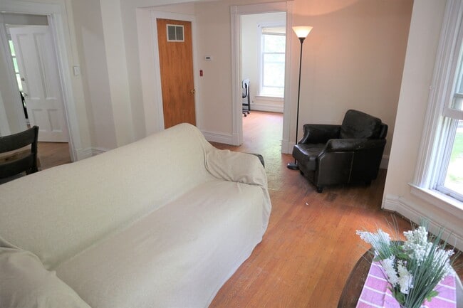 Building Photo - 502 S Aurora St