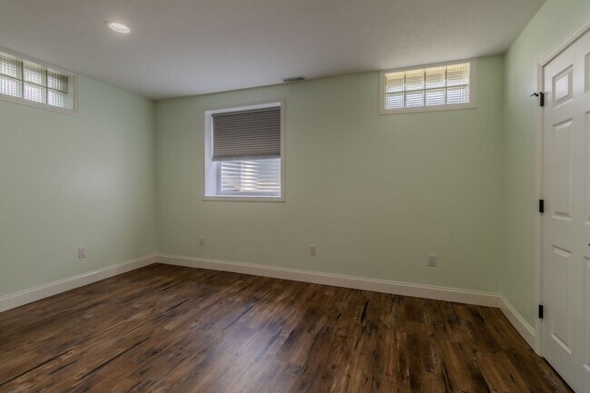 Building Photo - Contemporary Comfort and Versatility in a ...