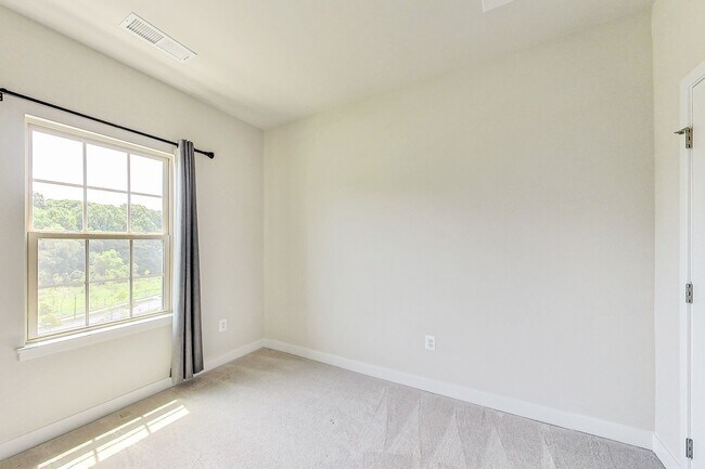 Building Photo - Meticulously Maintained 3 bedroom, 2.5 bat...