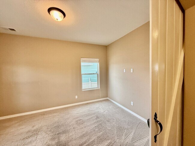 Building Photo - Beautiful Bedroom in Forest Meadows!