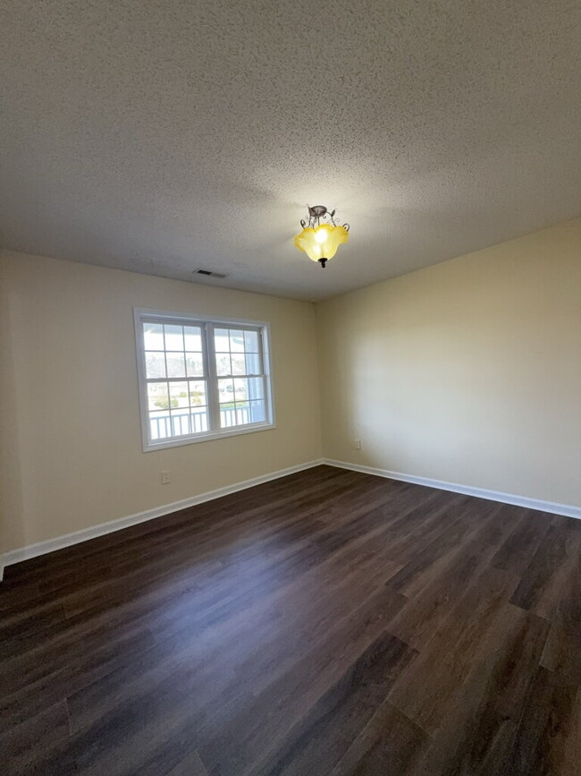 Building Photo - Three Bedroom Two and Half Full Bathroom R...