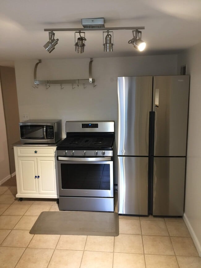 Building Photo - 309 Cantril St