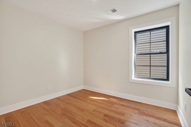 Building Photo - 747 S 11th St