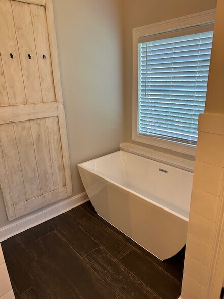 Primary Bath - 4493 Winn St