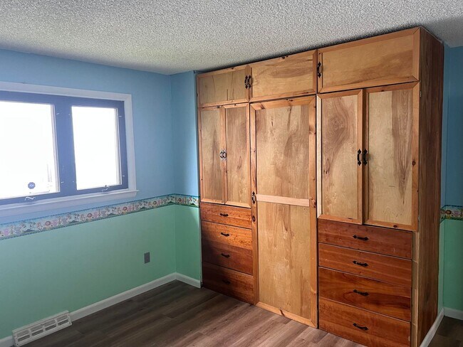 Building Photo - Updated Single Family Ranch Home with Fenc...
