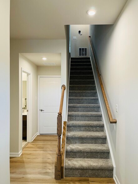 Building Photo - 4944 Dunhaven Dr