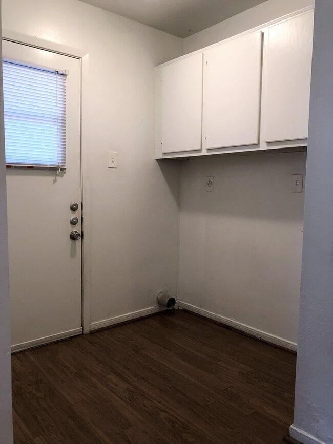 Building Photo - 3605MN