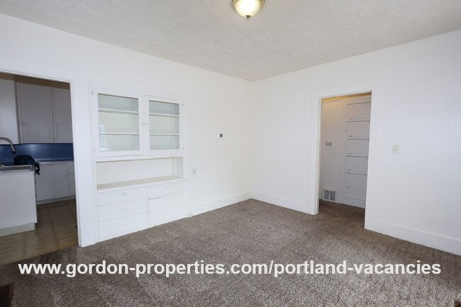 Building Photo - NE Holland St - vintage Woodlawn 2 bedroom...