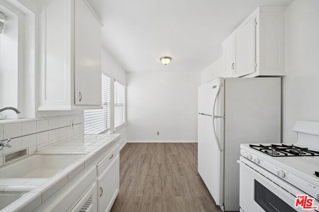 Building Photo - 1402 N Mansfield Ave