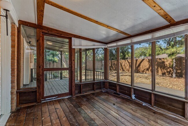 Building Photo - 1351 Dell Oak Dr