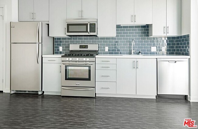 Building Photo - 1120 W 6th St