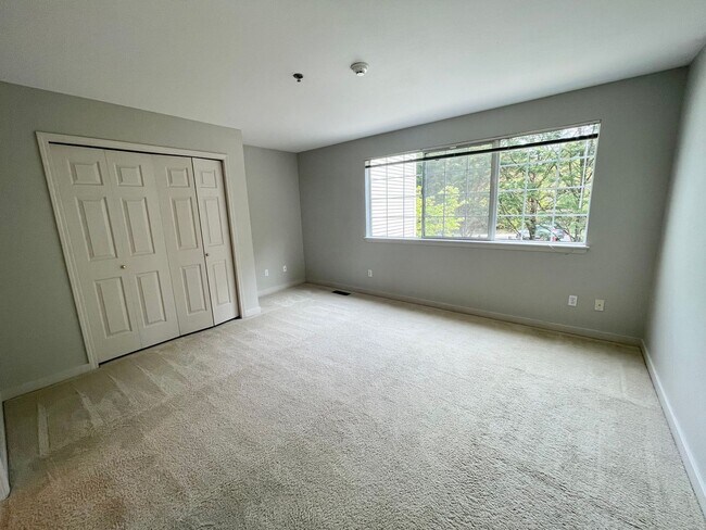Building Photo - Kenmore Townhouse at Canterbury