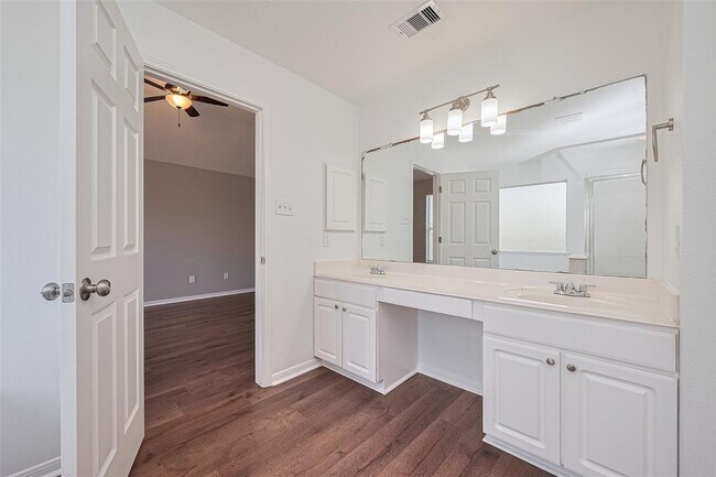 Building Photo - 12230 Hawthorne Hill Cir