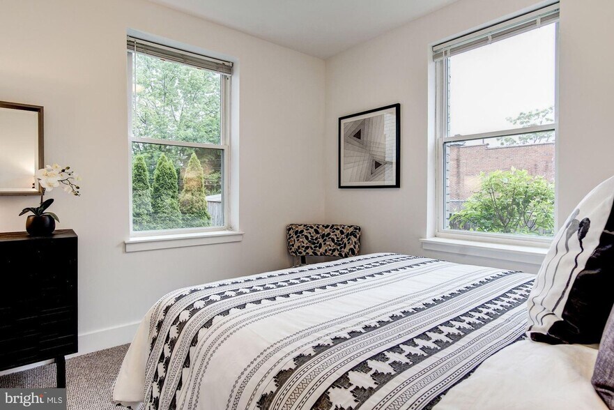 Building Photo - 809 Otis Pl NW