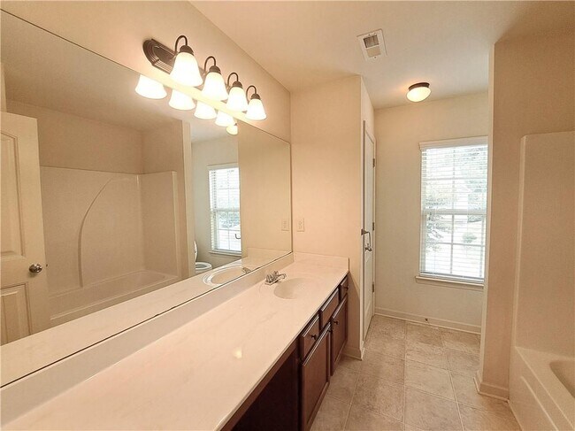 Building Photo - 867 Pine Ln