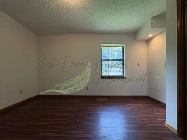 Building Photo - 500 SE Sherri Ln