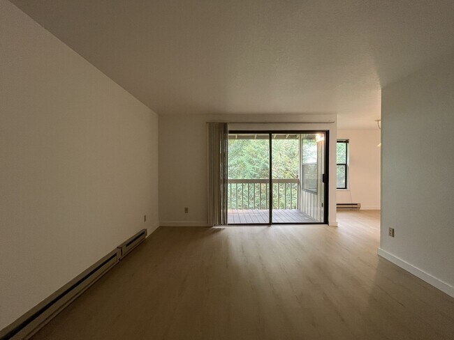 Building Photo - Beautiful Upper-Level Condo in the Heart of Multnomah Village with Private Covered Balcony and In...